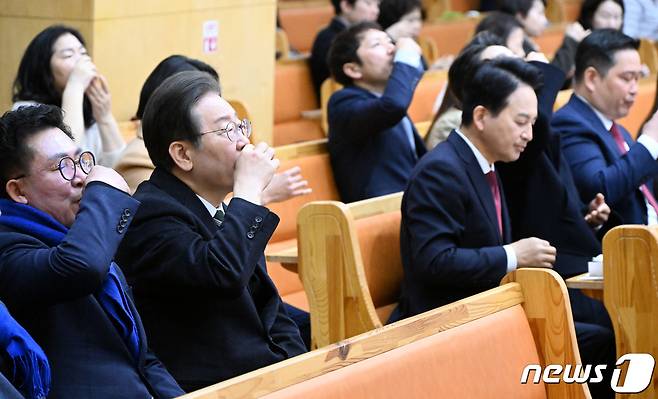 제22대 총선 인천 계양을에 출마한 이재명 더불어민주당 대표와 원희룡 국민의힘 후보가 31일 인천 계양구 가나안교회에서 열린 부활절 예배에 참석해 성찬식을 하고 있다. (공동취재) 2024.3.31/뉴스1 ⓒ News1 임세영 기자