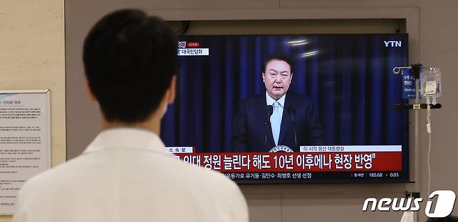 1일 서울 한 대학병원에서 의료진과 대기중인 환자들이 윤석열 대통령의 '의대 개혁' 관련 대국민 담화 생중계를 지켜보고 있다. 이날 윤 대통령은 정부의 의대 증원 방침에 반발하는 의료계를 향해 “더 타당하고 합리적인 방안을 가져온다면 얼마든지 논의할 수 있다”고 했다.2024.4.1/뉴스1 ⓒ News1 김성진 기자