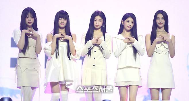 아일릿 민주, 이로하, 원희, 모카, 윤아(왼쪽부터)가 25일 서울 용산구 블루스퀘어에서 열린 데뷔 미니 1집 ‘슈퍼 리얼 미’ 미디어 쇼케이스에서 포토타임을 갖고 있다.  2024. 3. 25. 최승섭기자 thunder@sportsseoul.com