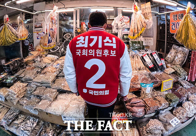 먼저 최 후보에게 인사를 건네는 상인들이 많았다. 상인과 인사하기 위해 건어물 전문점에 들어가는 최 후보. /김세정 기자