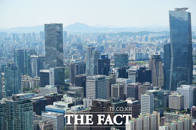 카드사들은 업황 악화 속 비용부담이 애플페이 도입을 주저하는 가장 큰 이유라고 입을 모았다. /더팩트 DB