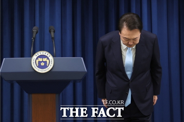 윤석열 대통령이 1일 서울 용산 대통령실에서 대국민 담화 '국민께 드리는 말씀' 발표에 앞서 인사하고 있다. /대통령실 제공