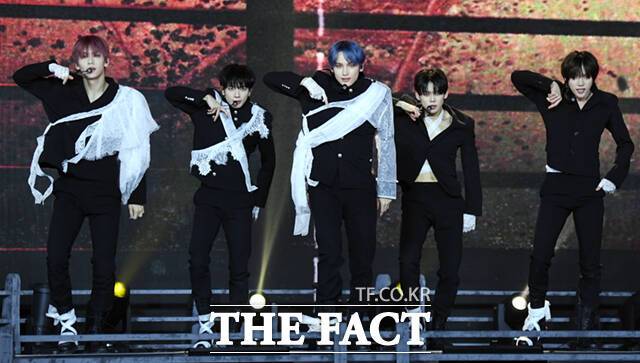 [더팩트ㅣ이새롬 기자] 그룹 투모로우바이투게더(TXT)가 1일 오후 서울 성북구 고려대학교 화정체육관에서 열린 미니 6집 '미니소드 3 : 투모로우(minisode 3: TOMORROW)' 발매 기념 쇼케이스에서 타이틀곡 '데자뷔(Deja Vu)' 공연을 펼치고 있다.