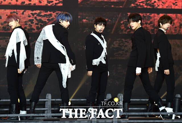 [더팩트ㅣ이새롬 기자] 그룹 투모로우바이투게더(TXT) 수빈, 휴닝카이, 범규, 연준, 태현이 1일 오후 서울 성북구 고려대학교 화정체육관에서 열린 미니 6집 '미니소드 3 : 투모로우(minisode 3: TOMORROW)' 발매 기념 쇼케이스에서 타이틀곡 '데자뷔(Deja Vu)' 공연을 펼치고 있다.