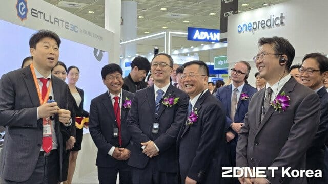 강경성 산업통상자원부 제1차관(오른쪽 두 번째)이 지난달 27일 서울 코엑스에서 열린 ‘2024 스마트공장·자동화산업전(Automation World 2024)’ 부스에서 기업 관계자 설명을 듣고 웃음짓고 있다.