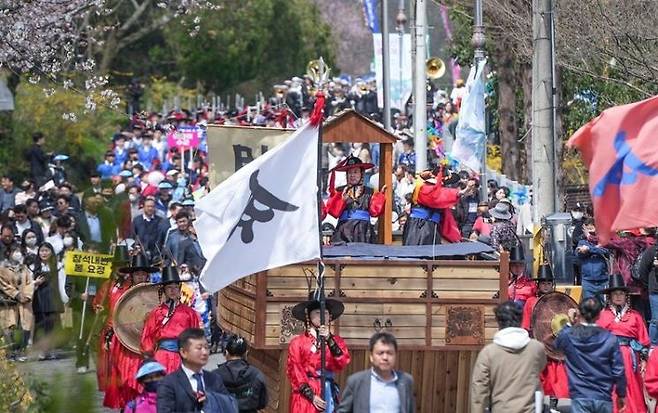 유달산 봄축제에서 만호수군 퍼레이드가 펼쳐지고 있다. [사진제공=목포시]