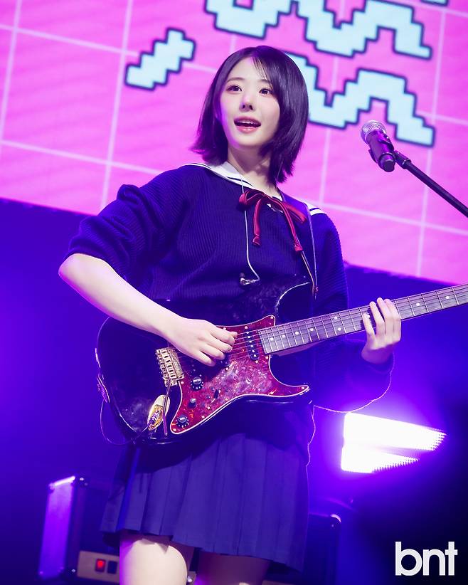 사진: 걸밴드 QWER 멤버 히나