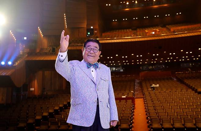 활짝 웃는 모습과 한쪽 손을 들며 ‘전국~’을 외치는 모습은 송해의 트레이드 마크다. 사진은 지난 2016년 KBS ‘전국노래자랑’ 세계대회편 녹화를 마친 뒤 송해의 모습. 미국, 브라질, 가나 등 전 세계에서 온 해외 동포가 그와 만났다. /조선일보 DB