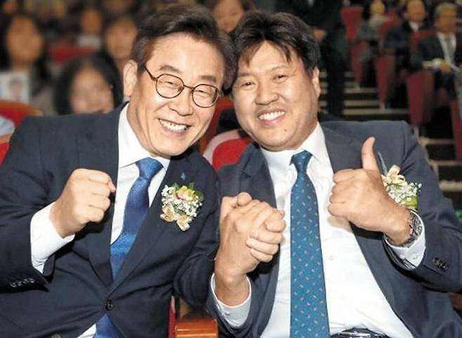 김용 민주연구원 부원장이 경기도 대변인 시절인 2019년 12월 자신의 출판기념회에 참석한 이재명 당시 경기도지사와 손을 맞잡고 있다. /김용 네이버블로그