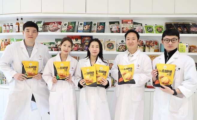 고메 소바바치킨을 개발한 CJ제일제당 프로즌 스낵팀. 왼쪽부터 한재휘 연구원, 김지민 연구원, 김성희 수석연구원, 류동걸 연구원, 백승욱 연구원.