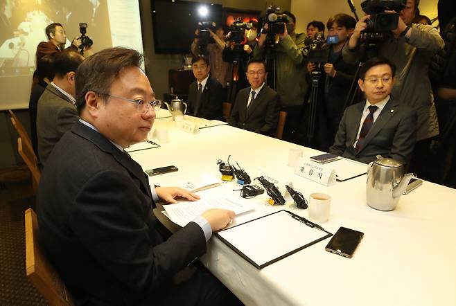 조규홍 보건복지부장관이 29일 오전 서울 중구 달개비에서 열린 대한사립대학병원협회 간담회에 참석해 있다. 조 장관 맞은편은 대한사립대학병원협회장인 윤을식 고려대의료원장. /뉴스1