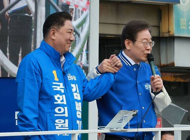 이재명 더불어민주당 대표가 4·10 총선 공식 선거운동 첫날인 28일 서울 동작구 성대전통시장을 방문해 동작갑 김병기 후보 지지 유세를 하고 있다. ⓒ뉴시스