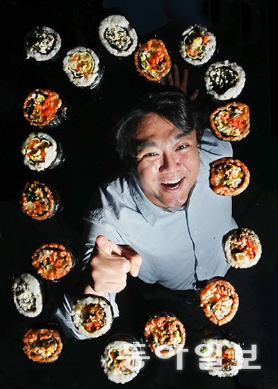 하늘에서 내리는 ‘김밥비’를 보며 환하게 웃는 조은우 대표. 홍진환 기자 jean@donga.com