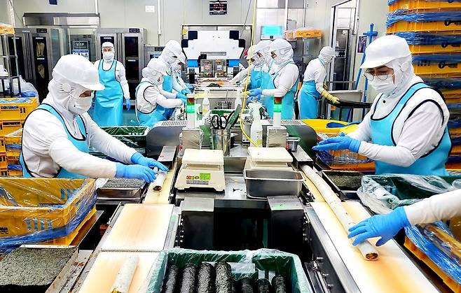경남 하동에 있는 복만사 공장에서 직원들이 김밥을 만드는 모습. 연간 김밥 350만 개를 만들어낸다. 현재 연간 900만 개를 만들 수 있는 규모로 공장을 증설 중이다. 복만사 제공