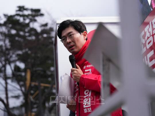 서울 마포구에서 현장유세 중인 조정훈 국민의힘 마포갑 국회의원 후보. <조정훈 캠프 제공>