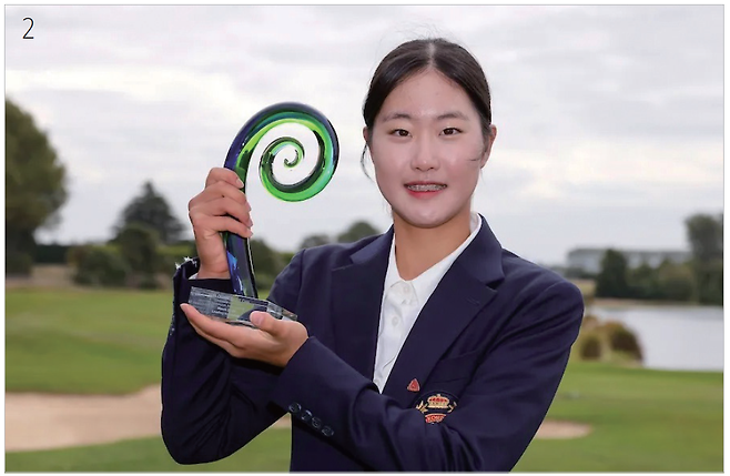 2 퀸 시리키트컵 개인·단체전 2관왕에 오른 오수민이 우승 트로피를 들고 기념 촬영을 하고 있다. 사진 대한골프협회