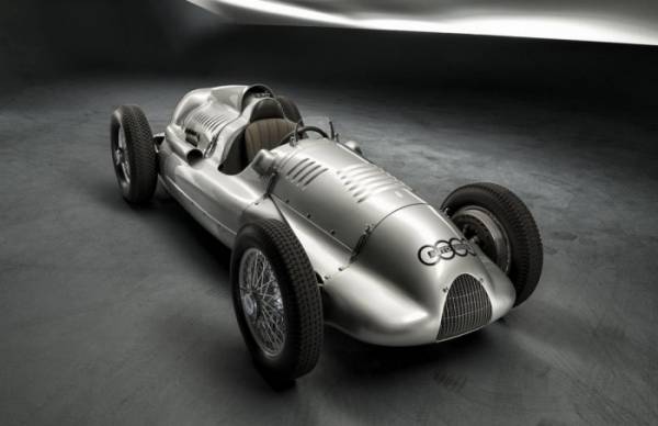 ▲약 100년 전 레이싱 경기에서는 차 무게를 덜어내기 위해 부단한 노력이 이어졌다. 애초부터 도색을 생략한 것도 이런 의미다. 사진은 아우도 유니온의 타입 D.  (출처 뉴스프레스UK)