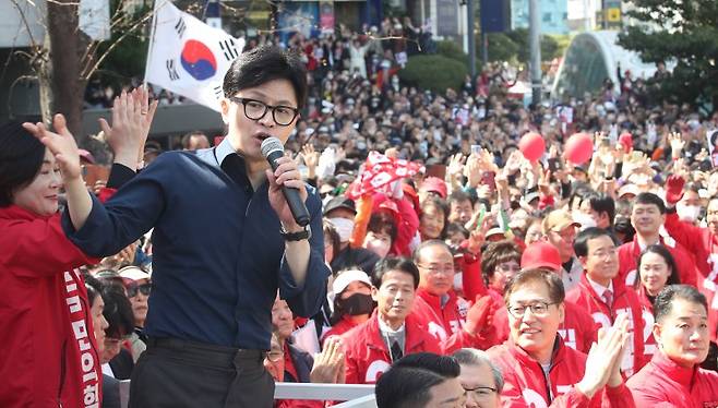 한동훈 국민의힘 총괄선거대책위원장이 1일 오후 부산 연제구 연산역 앞에서 열린 ‘국민의힘으로 연제살리기’ 연산로타리 지원유세에서 김희정 부산 연제 후보와 함께 지지를 호소하고 있다. 뉴스1화상