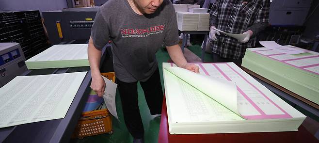 서울 중구의 한 인쇄소 직원이 1일 오전 인쇄된 비례대표 투표용지의 상태를 살펴보고 있다. 김정효 기자