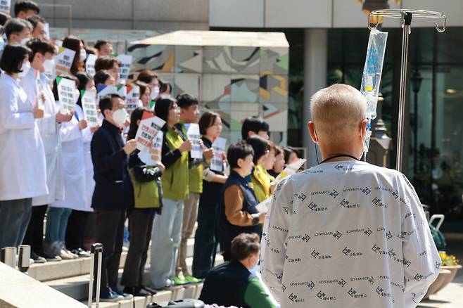 ‘서울지역 전공의 수련병원 노동조합 대표자 합동 기자회견’이 서울 서대문구 신촌세브란스에서 열린 1일 오전 한 입원 환자가 지켜보고 있다. 김혜윤 기자 unique@hani.co.kr