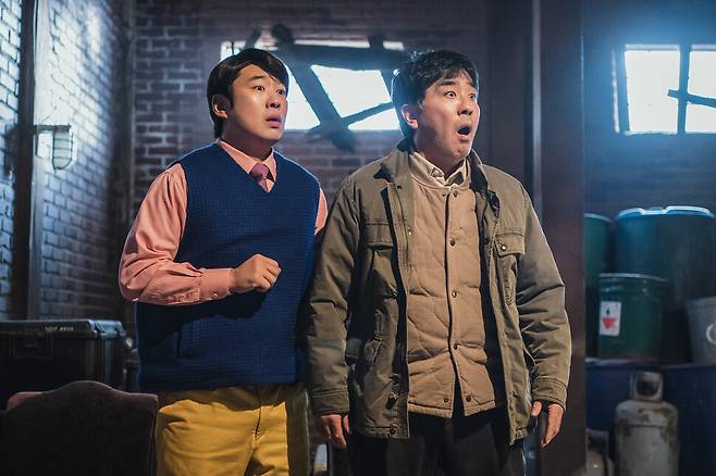넷플릭스가 2024년 3월15일 공개한 10부작 드라마 <닭강정>은 이름 모를 기계 때문에 닭강정으로 변한 딸 민아를 인간으로 되돌리려는 아빠 최선만과 민아를 사랑하는 사원 고백중의 이야기다. 넷플릭스 제공