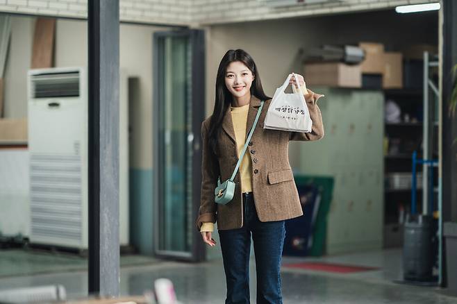아빠의 직장 ‘모든기계’에 간식을 가져온 최민아는 하루아침에 닭강정이 되고 만다. 넷플릭스 제공