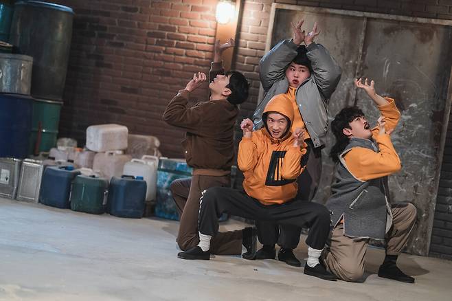 인간의 욕심 때문에 200년 동안 고향으로 돌아가지 못한 외계인들은 지구에서 닭강정을 만들어 판다. 넷플릭스 제공