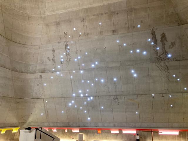 건축가 르 코르뷔지에가 설계한 생 피에르 성당 내부는 은하수 같은 작은 빛 모음이 펼쳐진다.