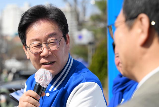 인천 계양을에 출마한 이재명 더불어민주당 대표가 지난달 31일 계양구 서운동성당 앞에서 선거 유세를 하고 있다. 공동취재단