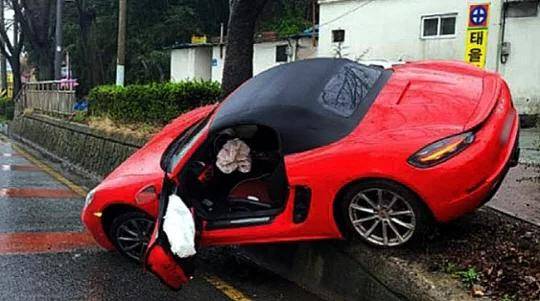 지난 28일 광주 북구 신안동 편도 3차선 도로에서 포르쉐가 인도로 돌진하는 사고를 냈다. kbc 뉴스 캡처