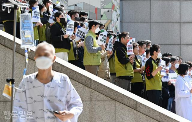 1일 서울 서대문구 신촌세브란스병원에서 한 입원 환자가 서울지역 전공의 수련병원 노조대표자들의 기자회견장 옆을 지나가고 있다. 신용주 인턴기자