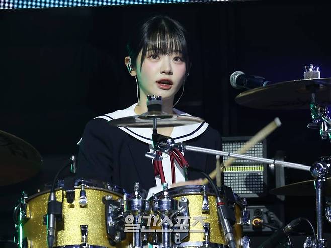 걸밴드 QWER 쵸단이 1일 오전 서울 서대문구 예스24 원더로크홀에서 열린 미니 1집 '마니또(MANITO)' 발매 기념 쇼케이스에 참석해 타이틀곡 무대를 선보이고 있다. 타이틀곡 '고민중독'은 동경하는 상대와 가까워지기 위해 고민하는 화자의 마음을 경쾌한 밴드 사운드로 풀어낸 곡이다. 서병수 기자 qudtn@edaily.co.kr /2024.04.01/