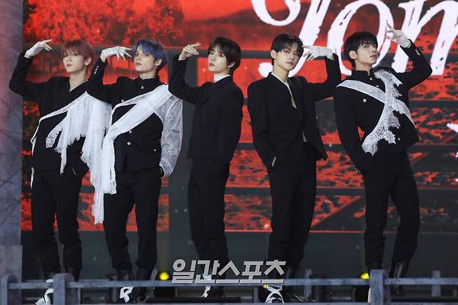 그룹 투모로우바이투게더(TXT) 수빈, 휴닝카이, 범규, 연준, 태현이 1일 오후 서울 성북구 고려대학교 서울캠퍼스 화정체육관에서 열린 미니 6집 'minisode 3: TOMORROW' 발매 기념 쇼케이스에 참석해 포즈를 취하고 있다. 타이틀곡 'Deja Vu'(데자뷔)는 트랩의 하위 장르인 레이지와 이모 록이 결합된 팝 스타일의 곡이다. 서병수 기자 qudtn@edaily.co.kr /2024.04.01/