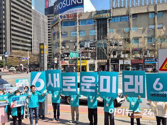 오영환 새로운미래 총괄선거대책위원장이 1일 오전 서울 영등포구 여의도역 앞에서 '직장인과 함께 올레' 유세 전 시민들을 향해 인사하고 있다. [사진=유범열 기자]