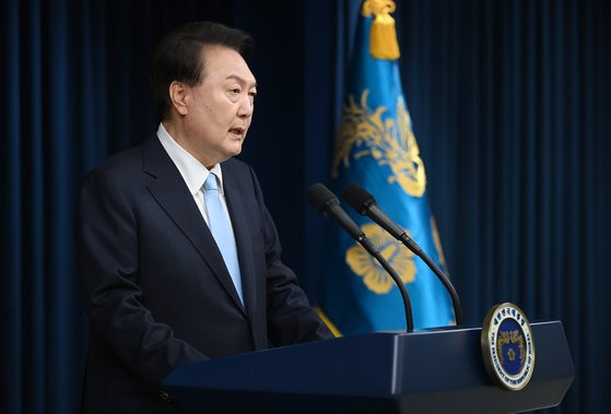 윤석열 대통령이 1일 오전 용산 대통령실 브리핑룸에서 의대 정원 확대 등 관련 대국민 담화를 발표하고 있다. 사진 대통령실