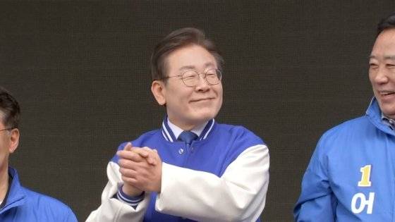 이재명 더불어민주당 대표는 지난달 22일 경기도 평택에서 서해 수호의 날 기념식이 있던 날 당진시 당진시장을 찾아 “왜 중국을 집적거려요”라고 말한 뒤, 두 손을 맞잡는 동작을 해 보이며 “그냥 '셰셰', 대만에도 ‘셰셰’ 이러면 되지 뭐 자꾸 여기저기 집적거리나”라고 발언했다. 사진 TV조선 캡처