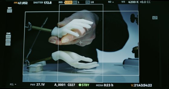 캠페인 제작 과정. 공중에 떠 있는 손을 표현하기 위해 실제 손 모형을 만들어 촬영했다. 사진 티파니