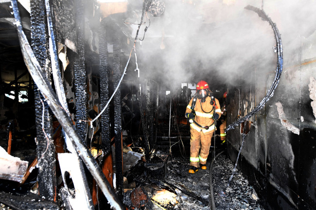 2018년  밀양세종병원에서 화재가 발생해 출동한 소방대원들이 건물 내부를 수색하고 있다.경남신문 제공