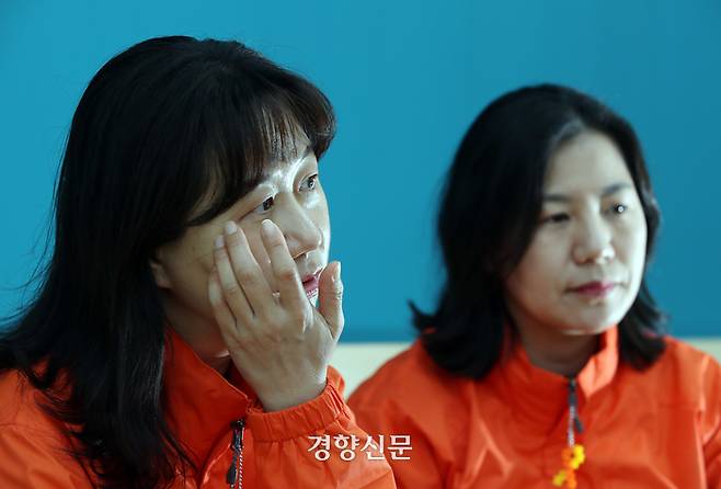 스텔라데이지호 침몰 사고 유가족 허영주씨(왼쪽)가 지난 17일 서울 정동 경향신문사 여다향에서 인터뷰를 하다 눈물을 훔치고 있다. 오른쪽은 동생 경주씨. 서성일 선임기자