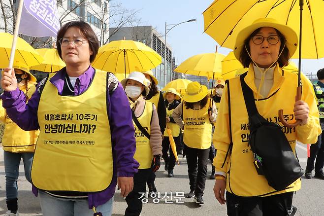 이태원 참사 유가족 최선미씨(왼쪽)와 세월호 참사 유가족 김순길씨가 3월 15일 진실·책임·생명·안전을 위한 전국시민행진 ‘세월호 참사 10주기 안녕하십니까’ 행사에서 함께 걷고 있다. 세월호 이후에도 연속된 재난참사는 가족을 잃은 경험을 공유하는 유가족들을 만들어 냈다. 서로 위로하고 고통의 시간을 견뎌온 이들은 ‘안전한 사회’라는 목표를 위해 연대하고 있다. 한수빈 기자