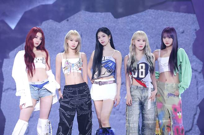 르세라핌의 허윤진(왼쪽부터), 김채원, 카즈하, 사쿠라, 홍은채가 고려대 화정체육관 쇼케이스 시작에 앞서 사진 촬영을 위한 포즈를 취하고 있다. 쏘스뮤직 제공