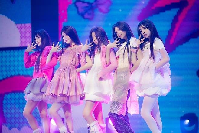 하이브 산하 레이블 빌리프랩의 신인 걸그룹 ‘아일릿’이 25일 데뷔 쇼케이스에서 미니 1집 타이틀곡 ‘마그네틱’ 무대를 선보이고 있다. 빌리프랩 제공