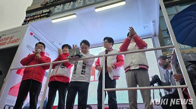 한동훈 국민의힘 총괄선대위원장과 김영주 영등포갑 후보, 박용찬 영등포을 후보, 장동혁 국민의힘 사무총장이 29일 영등포 영진시장삼거리에서 유세에 나서고 있다. 사진=임현범 기자