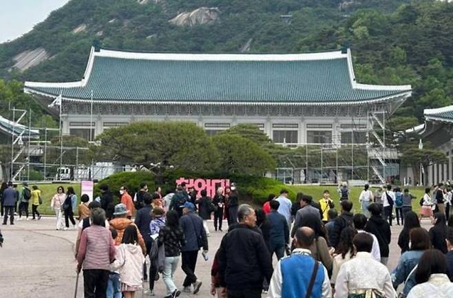 서울 종로구 청와대를 찾은 시민들이 본관 방향으로 이동하고 있다. 연합뉴스