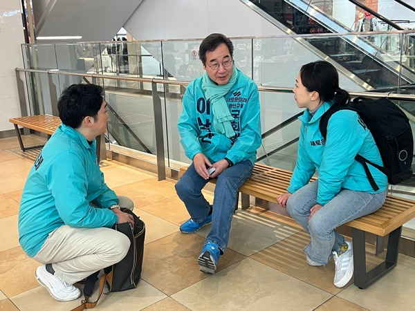 새로운미래의 4·10 총선 비례대표 후보 1번인 양소영(오른쪽) 전 더불어민주당 대학생위원장이 이낙연 공동대표와 대화하고 있다. 양소영 후보 제공