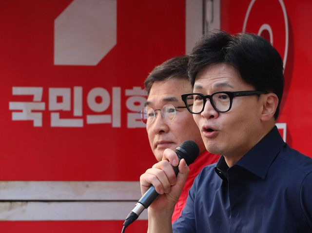 국민의힘 한동훈 비상대책위원장 겸 총괄 선거대책위원장이 1일 부산 사상구 사상역 앞에서 김대식(부산 사상구) 후보 지지를 호소하고 있다. 연합뉴스