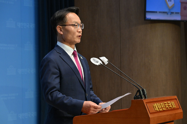 조해진 국민의힘 국회의원이 31일 국회 소통관에서 윤석령 대통령이 국민을 실망시킨 것에 사과해야 한다는 내용의 기자회견을 하고 있다. 이병주 기자