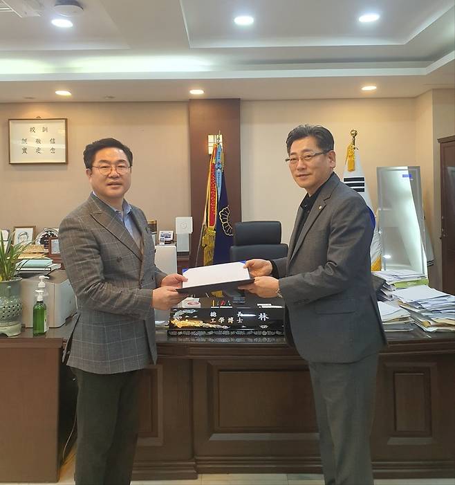 1일 이춘길 KBA 명예회장(왼쪽)에게 부총장 임명장을 전달하고 있는 임영문 대진대 총장. 대진대 제공.