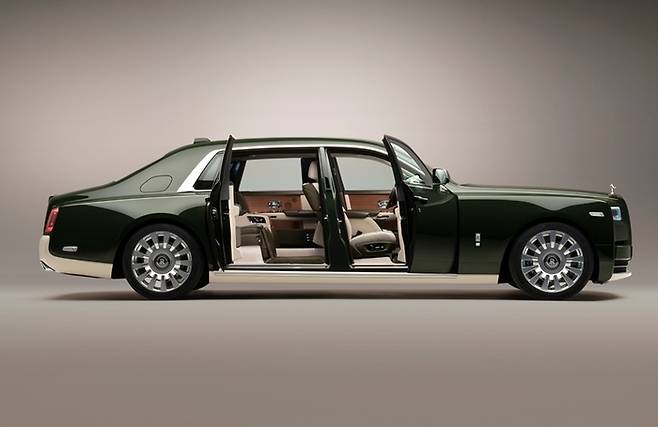 롤스로이스 팬텀과 코치도어 [사진출처=롤스로이스]