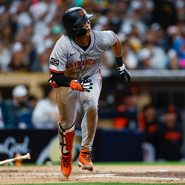 이정후가 2024 미국프로야구 메이저리그 샌프란시스코 자이언츠 원정경기에서 샌디에이고 파드리스를 상대로 타격 후 달리고 있다. 사진=AFP=연합뉴스 제공